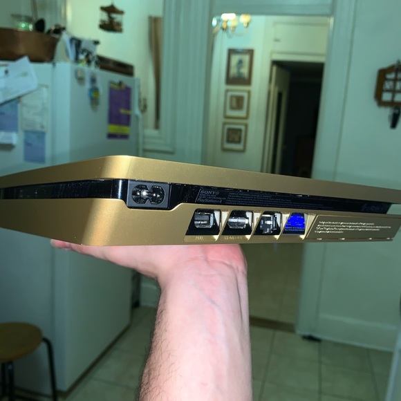 PlayStation 4 - LIMITED EDITION - GOLD 2TB - Picture 8 of 8